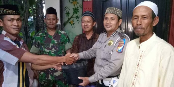 Peduli Terhadap Lingkungan Sekitar, Polsek Rengel Beri Bantuan 200 Pot Bunga