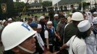 Acung Acungkan Golok, Diamankan Satgas FPI dan TNI