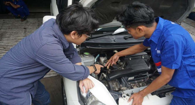 Memahami Perbedaan Perawatan Mobil, Truk, dan Kendaraan Listrik