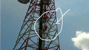 Pria Ini Nekat Bunuh Diri ; Sudah Berada di Atas Tower, Eit… Ternyata Takut Mati