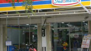 Dua Perampok.menggasak Indomaret Dengan Parang dan Panah