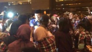 Relawan Ahok Mendekat ke Agus Yudoyono, Berebut Photo dan Salaman