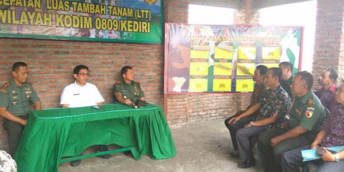 Sambungroso Para Petani dengan  Danrem 082/CPYJ di Posko LTT Kodim Kediri