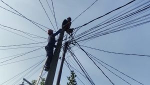 Pemuda Alami Depresi, Mau Bunuhdiri dari Ketinggian Tiang LIstrik, Beruntung Ada Damkar