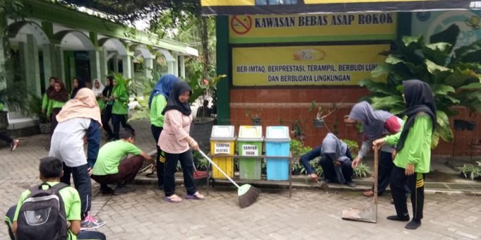 Jumat Bersih SMP Negeri 2 Gurah Untuk Membiasakan Pola Hidup Bersih Siswa Siswi