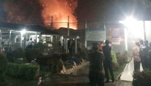 Dor, Dor ! Rusuh dan Mencekam, Bangunan Tahanan Dibakar Tengah Malam