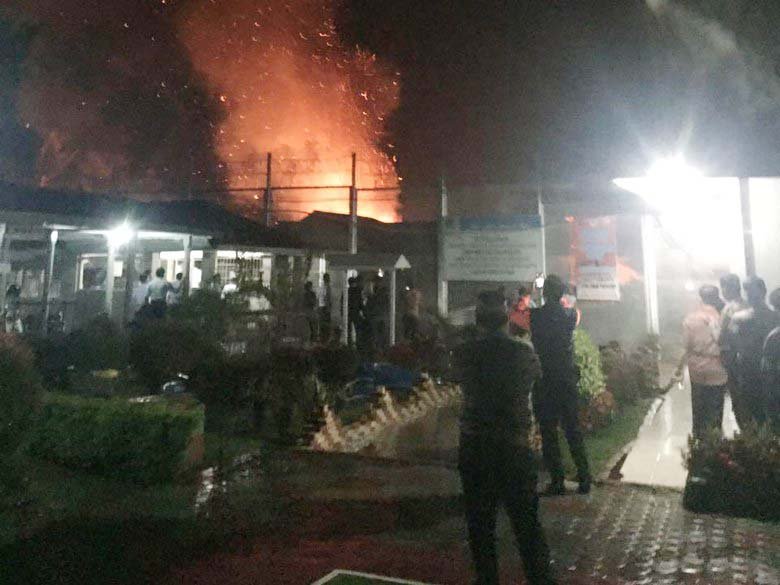 bangunan tahanan dibakar