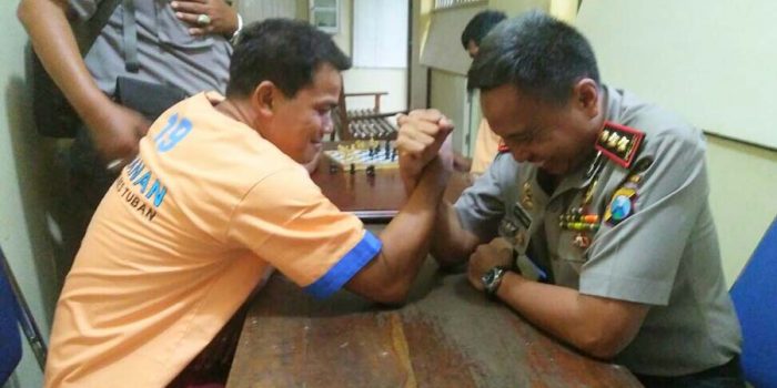 Meriahnya Perayaan Kemerdekaan di Dalam Hotel Prodeo, Kapolres Tuban Adu Panco Lawan Warga Binaan