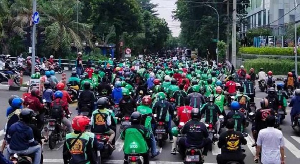 tarif naik, ratusan ojek online menggelar demo