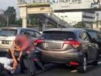 Pengendara Mobil Terlibat Adu Jotos di Pintu Tol Cawang Slipi