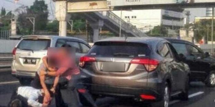 Pengendara Mobil Terlibat Adu Jotos di Pintu Tol Cawang Slipi