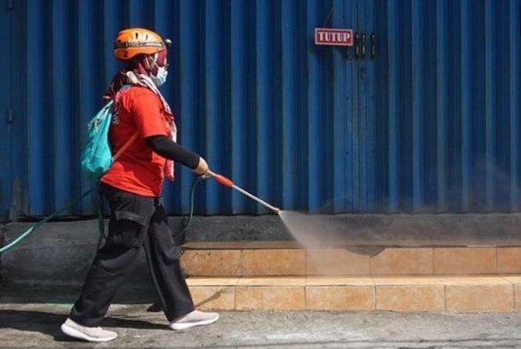 Tiap hari, petugas elusuri kawasan perkampungan tengah kota, untuk semprot disinfektan. Minggu tadi pagi, petugas BPBD Kota, sebagaimana kebiasannya menyemprotkan disinfektan