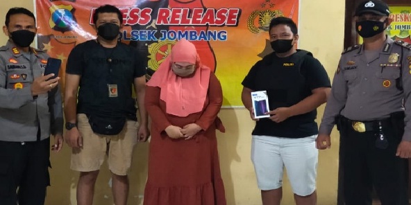 Perawat Nyuri Handphone d Klinik Kecantikan, Terekam CCTV