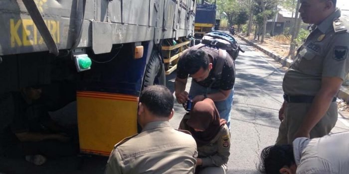 Soal Truk Besar Parkir Jalan Raya, Dishub Kota : ” Itu Tugas dan Kewenangan Polisi dan Satpol PP.”