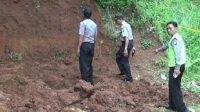 Kuli Batubata Tertimpa Tanah Longsor dan Terkubur