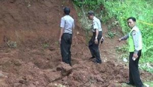 Kuli Batubata Tertimpa Tanah Longsor dan Terkubur