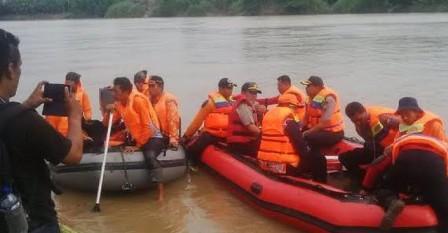 TIm SAR Polres Tuban dan BPPD Lamongan melakukan penyusuran Bengawan Solo mencari korban