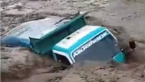 Diterjang Banjir, Truk Terguling di Sungai, Terseret Arus Lahar Dingin Gunung Semeru di Lumajang