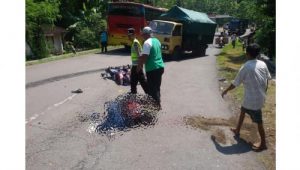 Naik Motor Ugal ugalan, Nyapip di Tikungan, Naas Ketabrak BUs