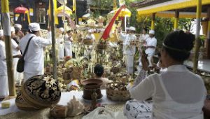 Jelang Nyepi , Umat Hindu Curik Gelar Upacara Melasti