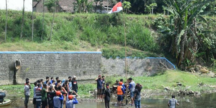 Komunitas Tubing Serinjing, Ranseba, Kopi dan Rescoop, Upacara Hari Kemerdekaan di Sungai Serinjing