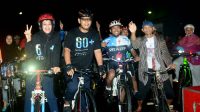 Walikota Kediri Mas Abu Bagi bagi Helm di Kediri Night Ride