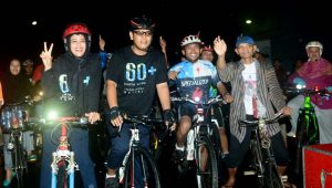 Walikota Kediri Mas Abu Bagi bagi Helm di Kediri Night Ride