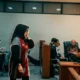wanita pemilik butik hubungan dengan maidi