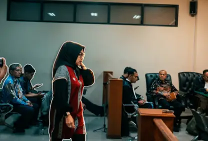 wanita pemilik butik hubungan dengan maidi