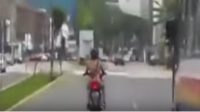 Heboh Wanita Muda Telanjang Bulat Santai Naik Motor ke Bandara