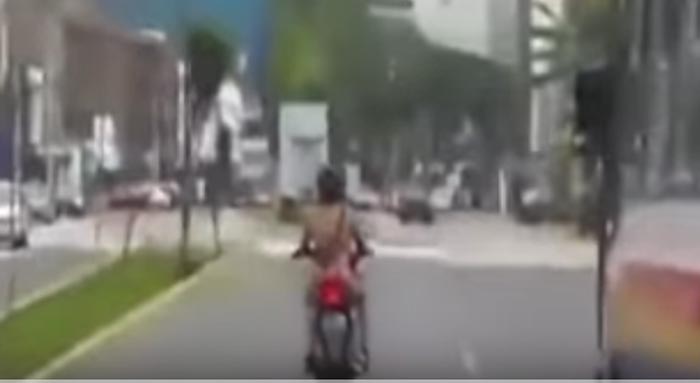 wanita telanjang naik sepeda motor