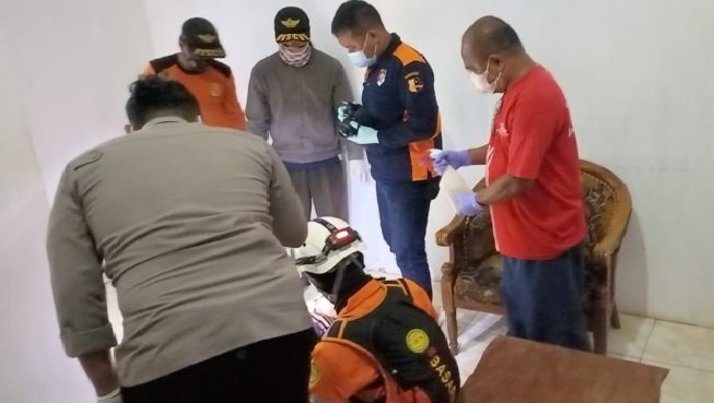 seorang wanita dityemukan meninggal dunia sendirian di kamar Villa Pantai Ngliyep