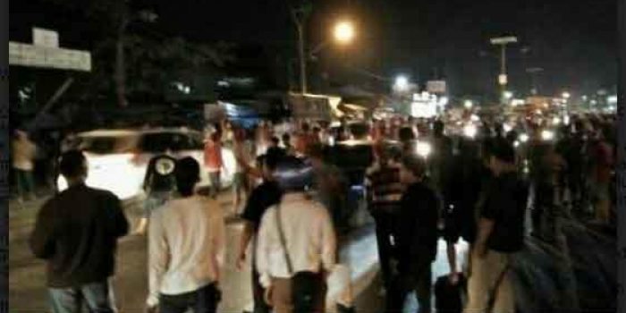 Malam Natal Ribuan Warga Bersenjata-Berkerumun di Sepanjang Jalan Raya Cikampek Karawang