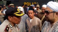 Warga dan Polisi Bersitegang – Jelang Kedatangan Gubernur Ahok